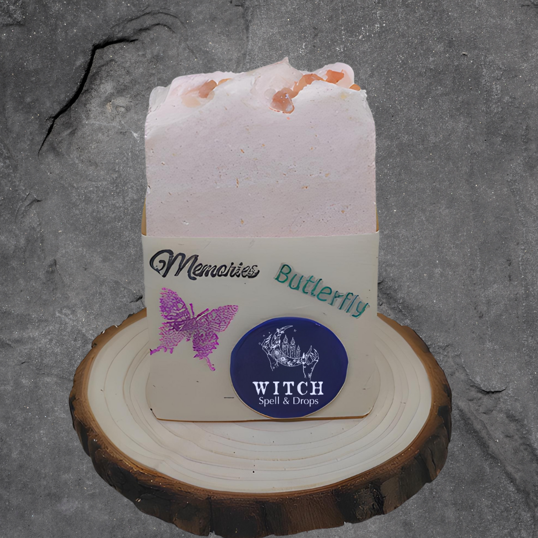 A luxurious Soap blend of Himalayan salt and pink clay that deeply cleanses and purifies your skin. Infused with nourishing apricot kernel oil.